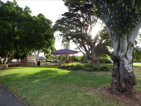Adelaide Holiday House - Perths Hotel 9