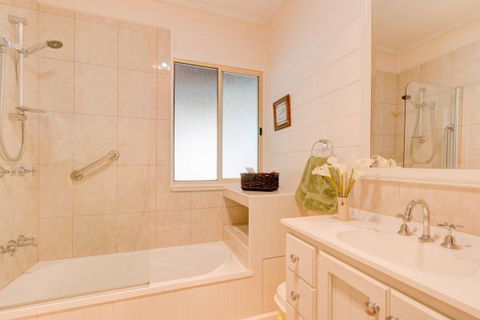 All About Me Bed And Breakfast - Perths Hotel 3