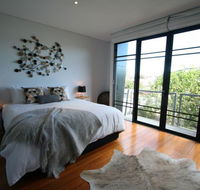 Two Five Zero / Richmond - Perths Hotel