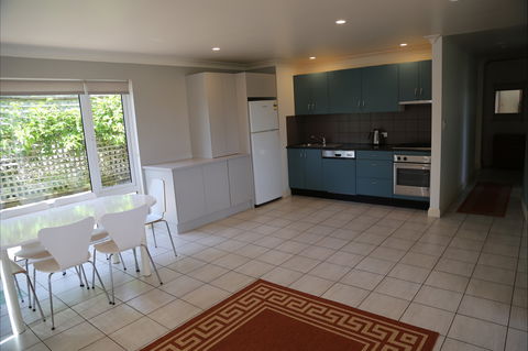 A Beach House Near Manly Two - Perths Hotel 2