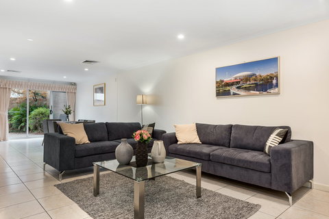 Adelaide Style Accommodation - Close To City In Stylish North Adelaide - Perths Hotel 0
