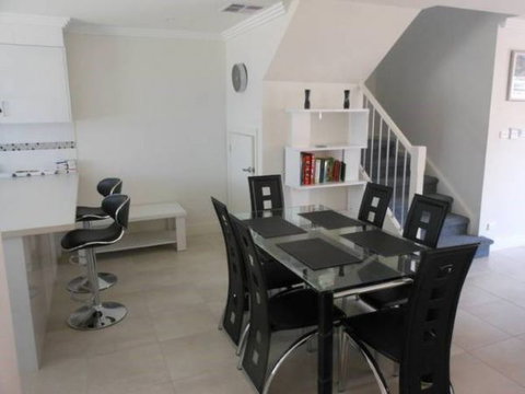 Oaklands Junction - Perths Hotel 2