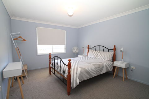 Sussex Inlet Holiday Home - Perths Hotel 2