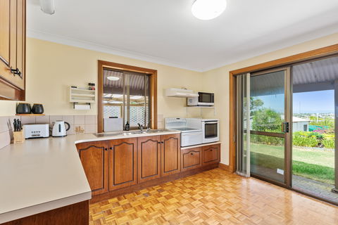 Century21 SouthCoast: Reef & Vines Port Noarlunga - Perths Hotel 2