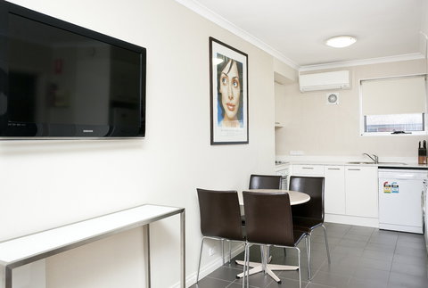 Forrest Hotel And Apartments - Perths Hotel 1