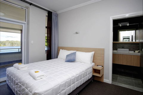 Lakes And Ocean Hotel - Perths Hotel 1