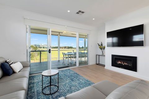 House At Normanville - Perths Hotel 1