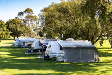 Mortlake Caravan Park - Perths Hotel 1