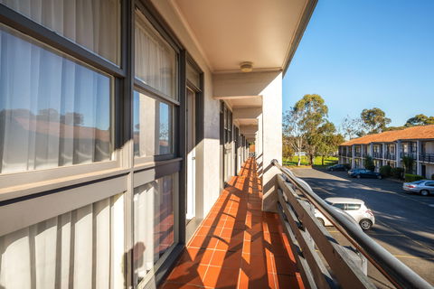 Nightcap At Ferntree Gully Hotel - Perths Hotel 1