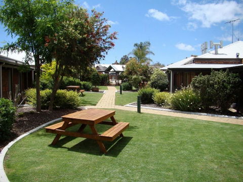 Dunsborough Inn Backpackers - Perths Hotel 1