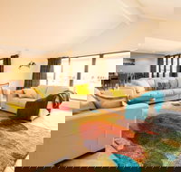 Canal Elegance in Yunderup - Perths Hotel