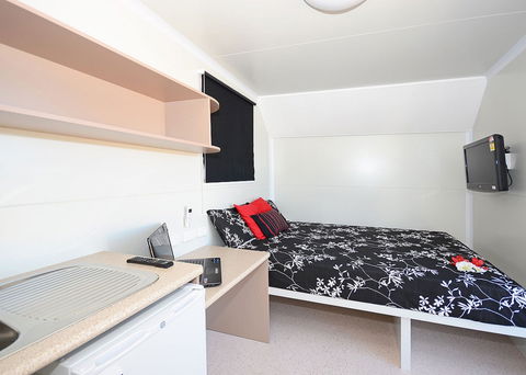 AAOK Jandowae Accommodation Park - Perths Hotel 1