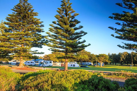 Beachport Caravan Park - Perths Hotel 1