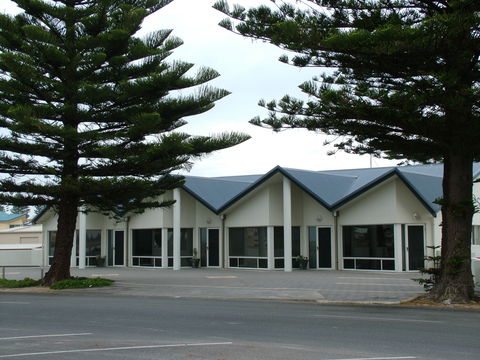 Beachport Caravan Park - Perths Hotel 2