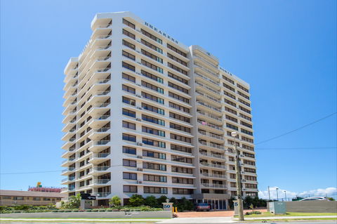 Breakers North - Absolute Beach Front Holiday Apartments - Perths Hotel 1