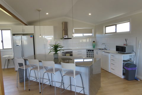 Cozzys Condo Luxury Beach House - Perths Hotel 2