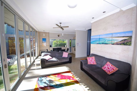 Sun Worship Crescent Head Eco Villas - Perths Hotel 2