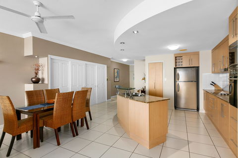 Bellevue At Trinity Beach - Perths Hotel 2