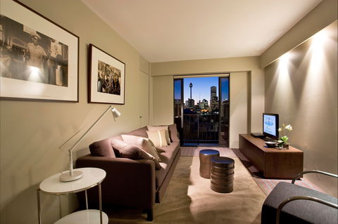 Overlooking The City's Silhouette - Perths Hotel 0