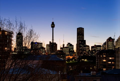 Overlooking The City's Silhouette - Perths Hotel 2