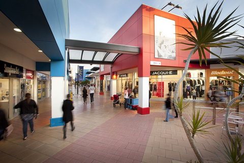 Harbour Town Adelaide - Perths Hotel 3