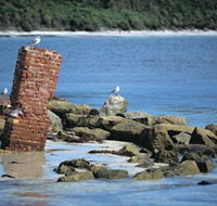 Whalers Beach - Perths Hotel