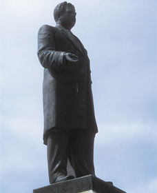 Piesse Memorial Statue - Perths Hotel 0