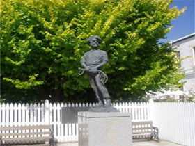 Alexander Cameron Statue - Perths Hotel 0