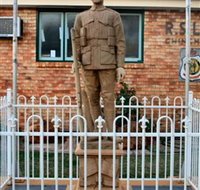 Soldier Statue Memorial Chinchilla - Perths Hotel