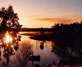 Bundoora Dam - Perths Hotel 0