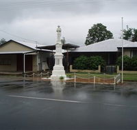 Finch Hatton War Memorial - Perths Hotel