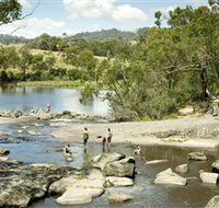 Polly McQuinns - Perths Hotel