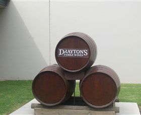 Drayton's Family Wines - Perths Hotel 0