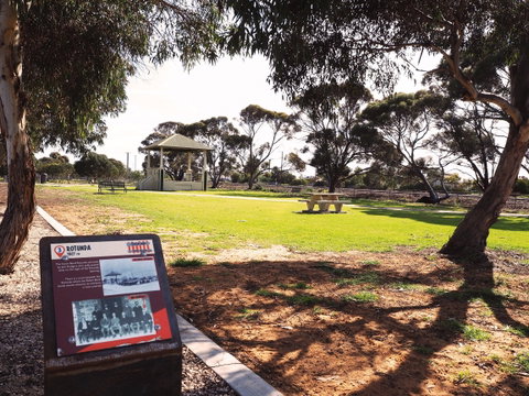 Tailem Bend Historic Rail Trail - Perths Hotel 0