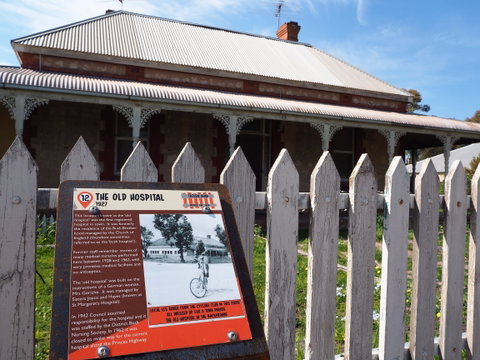 Tailem Bend Historic Rail Trail - Perths Hotel 2