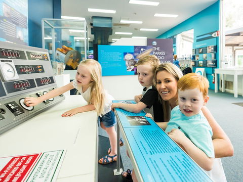 CSIRO Parkes Radio Telescope Visitor Centre - Perths Hotel 1