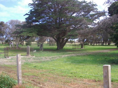 Old Cemetery Kingscote - Perths Hotel 0