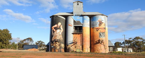 Riverina Outdoor Art Trail - Perths Hotel 0