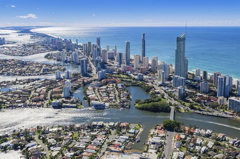 Gold Coast Airport Transfers : Gold Coast City To Airport OOL In Luxury Van - Perths Hotel 3