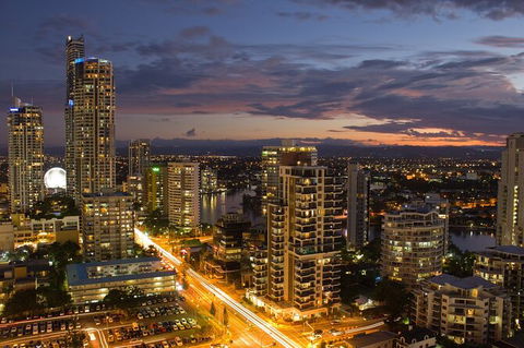 Gold Coast Airport Transfers : Gold Coast City To Airport OOL In Luxury Van - Perths Hotel 4