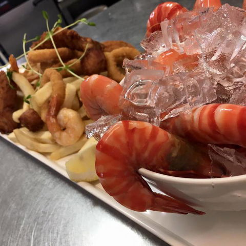 Tin Can Bay Yacht Club Bistro - Perths Hotel 3