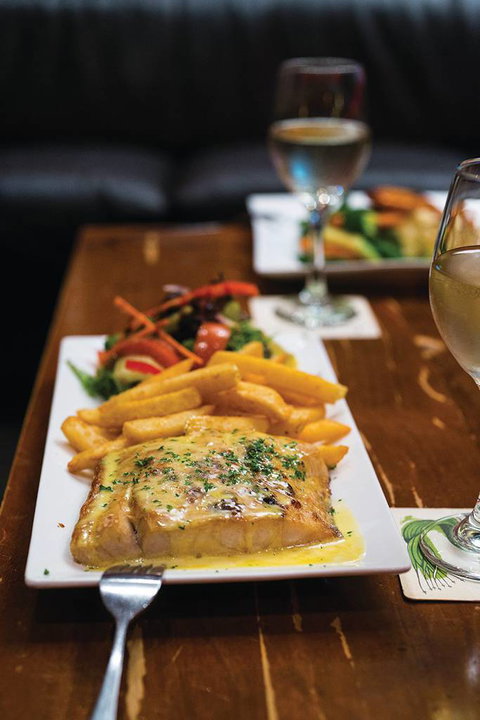 Dolly’s Bar & The Hibiscus Tavern - Perths Hotel 0