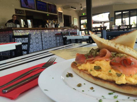 Dolly’s Bar & The Hibiscus Tavern - Perths Hotel 2
