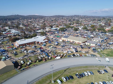 Wagga Swap Meet Run By  Classic And Historic Automobile Club Of Australia - Wagga Wagga Region - Perths Hotel 0