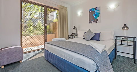 Burleigh On The Beach Holiday Apartments - Perths Hotel 4