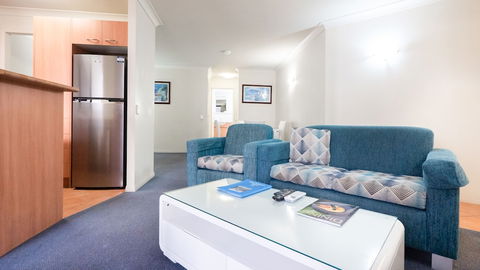Burleigh On The Beach Holiday Apartments - Perths Hotel 6