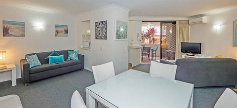 Burleigh On The Beach Holiday Apartments - Perths Hotel 5