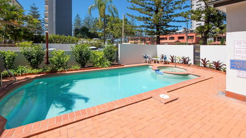 Burleigh On The Beach Holiday Apartments - Perths Hotel 2