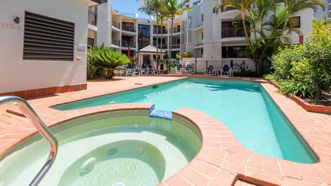 Burleigh On The Beach Holiday Apartments - Perths Hotel 3