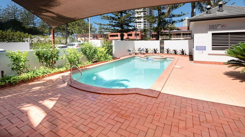 Burleigh On The Beach Holiday Apartments - Perths Hotel 1